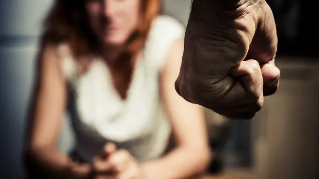 Mulher denuncia agressões e coação para ingestão de produto de limpeza por companheiro