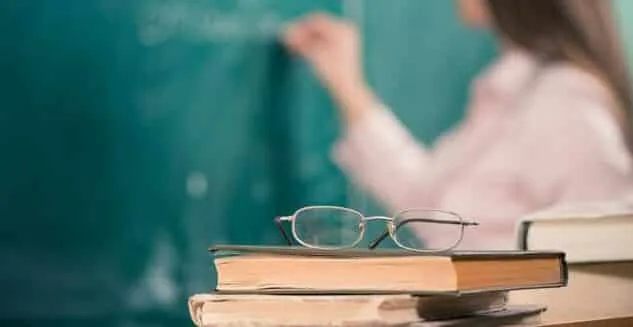 Congresso promulga emenda constitucional que autoriza professor a acumular cargos