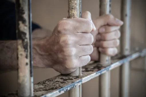 Idoso é preso por estupro de vulnerável e por exibir conteúdo sexual a criança