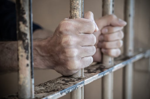 Idoso é preso por estupro de vulnerável e por exibir conteúdo sexual a criança