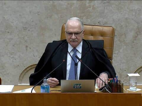 Silêncio de Fachin gera apreensão no STF em meio a críticas a Moraes