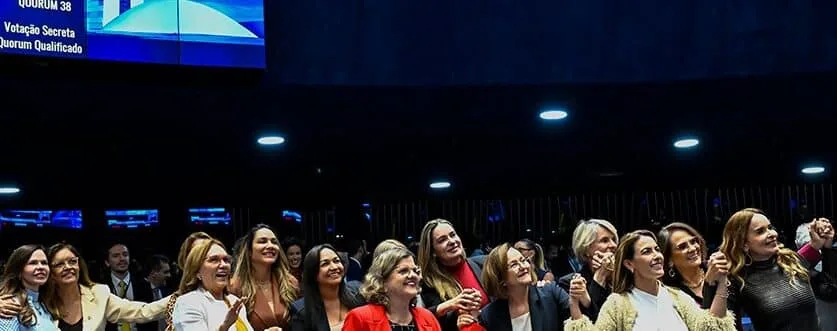 Quando o currículo vira rodapé: o custo simbólico para mulheres em posições de poder