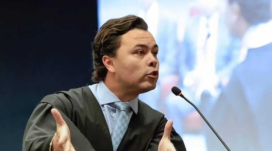 Defesa de Filipe Martins contesta decisão de Moraes e alegam ausência de fato novo