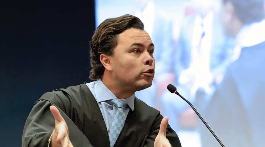 Defesa de Filipe Martins contesta decisão de Moraes e alegam ausência de fato novo