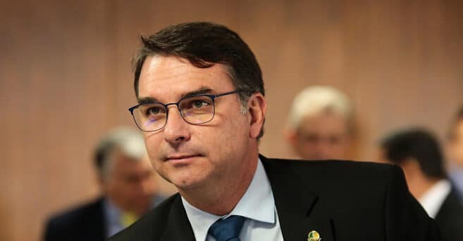 Flávio Bolsonaro busca apoio de ex-ministros e políticos com interlocução no mercado