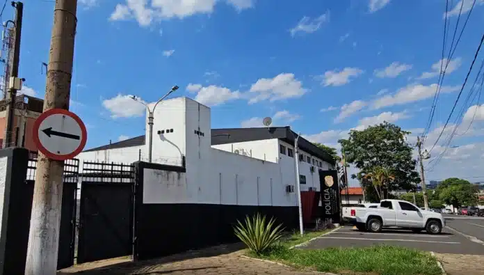 Seis presos fogem de cadeia pública após cela ser encontrada destrancada