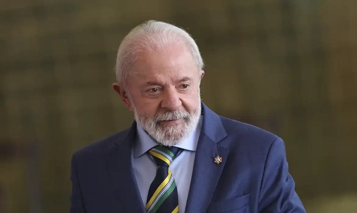 Lula edita MP e eleva piso do magistério a R$ 5.130,63 em 2026