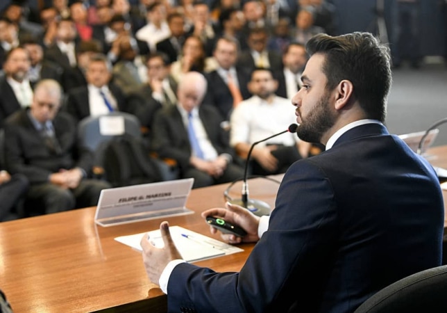 Moraes determina prisão de Filipe Martins e aponta “total desrespeito” a decisões do STF