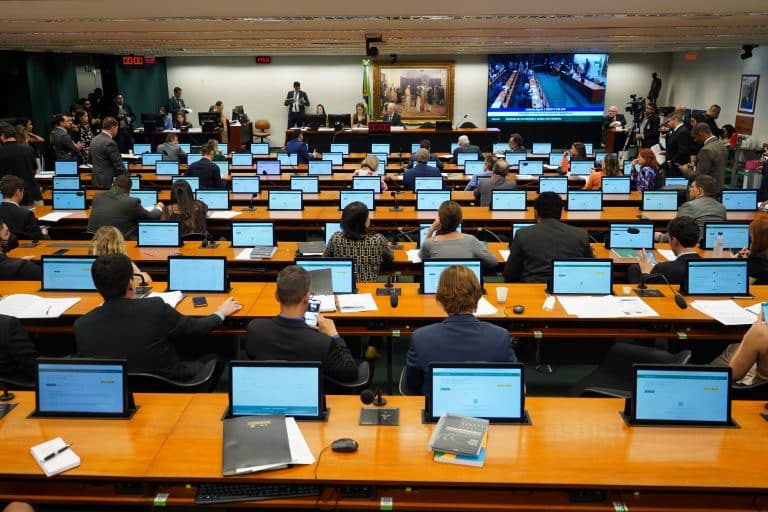 Comissão aprova projeto que obriga Ministério Público a considerar provas favoráveis à acusação e à defesa