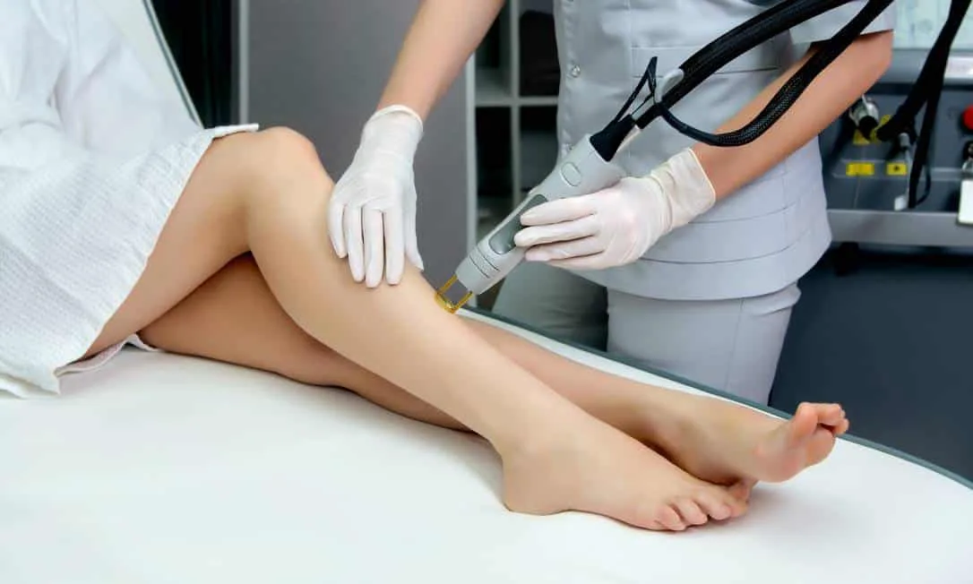 Clínica é condenada a indenizar cliente por queimaduras em depilação a laser