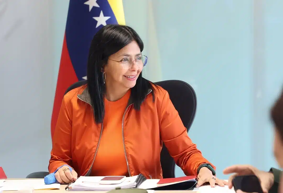 Forças Armadas da Venezuela reconhecem Delcy Rodríguez como presidente interina em meio a crise institucional