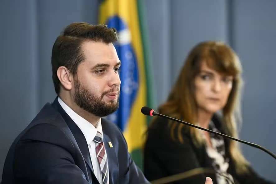 Defesa afirma que último acesso de Filipe Martins ao LinkedIn ocorreu em 2024