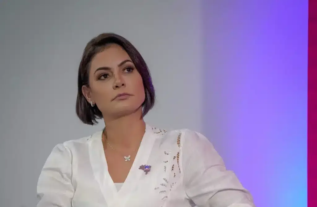 Michelle Bolsonaro relata queda de Jair Bolsonaro após crise de saúde