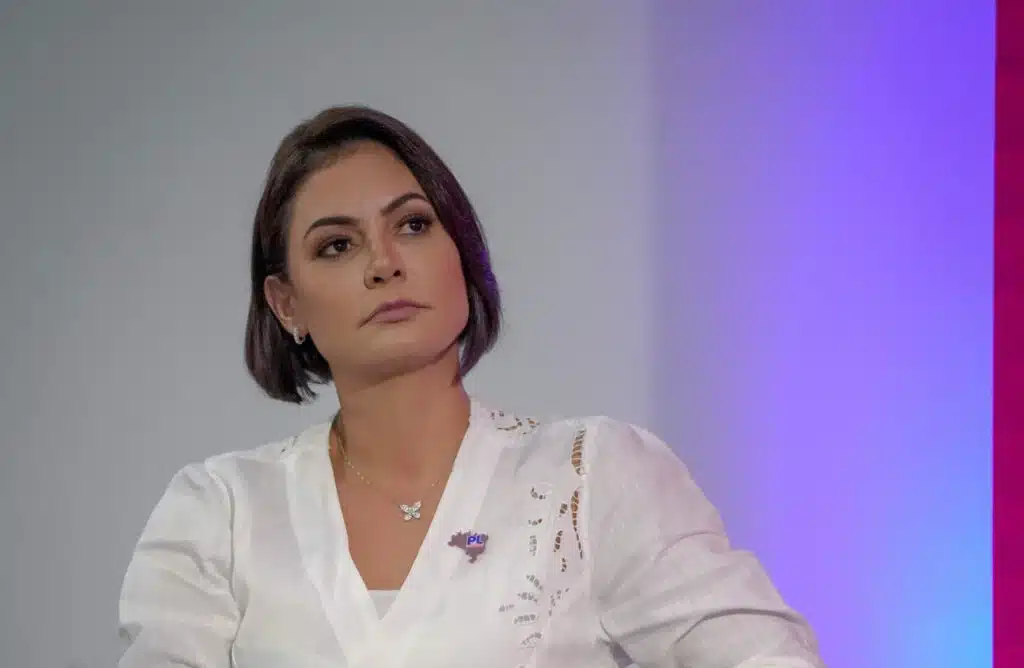 Michelle Bolsonaro relata queda de Jair Bolsonaro após crise de saúde