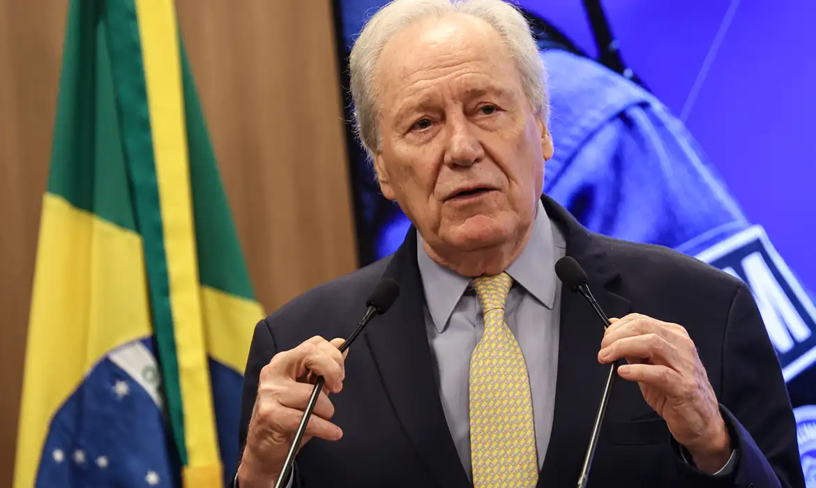 Lewandowski entrega carta de demissão a Lula