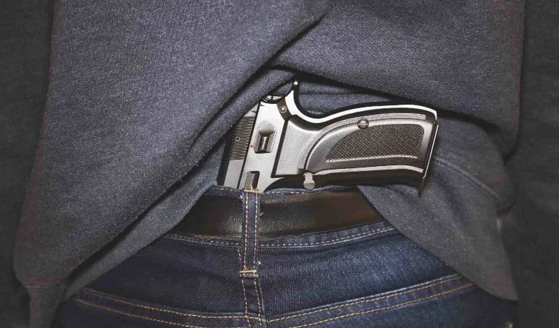 Projeto propõe ampliação do porte de armas para professores e médicos sob argumento de legítima defesa