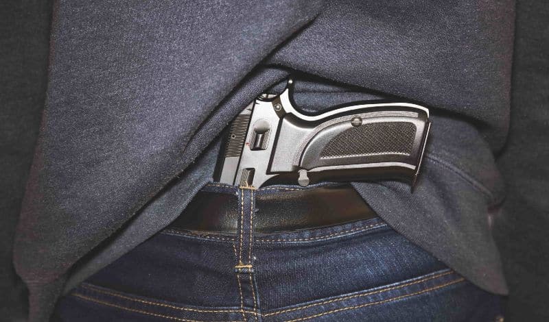 Projeto propõe ampliação do porte de armas para professores e médicos sob argumento de legítima defesa