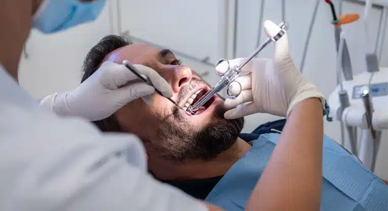 Justiça nega indenização a paciente que teve dente extraído por engano em Minas Gerais