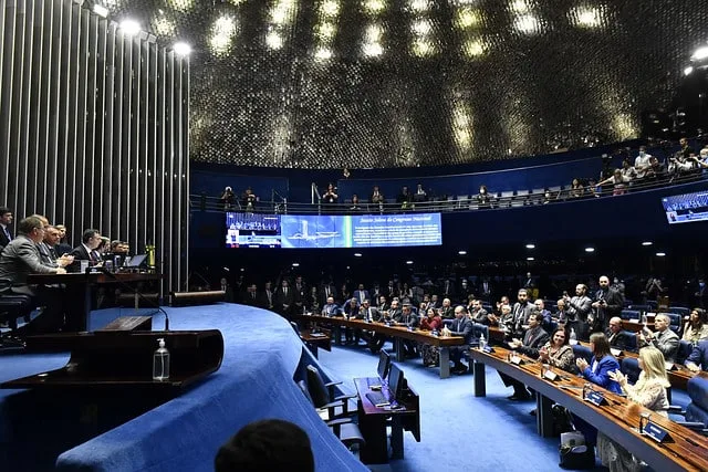 Senado avalia sugestão de estudante do DF para prever “piso”, 13º e FGTS a estagiários