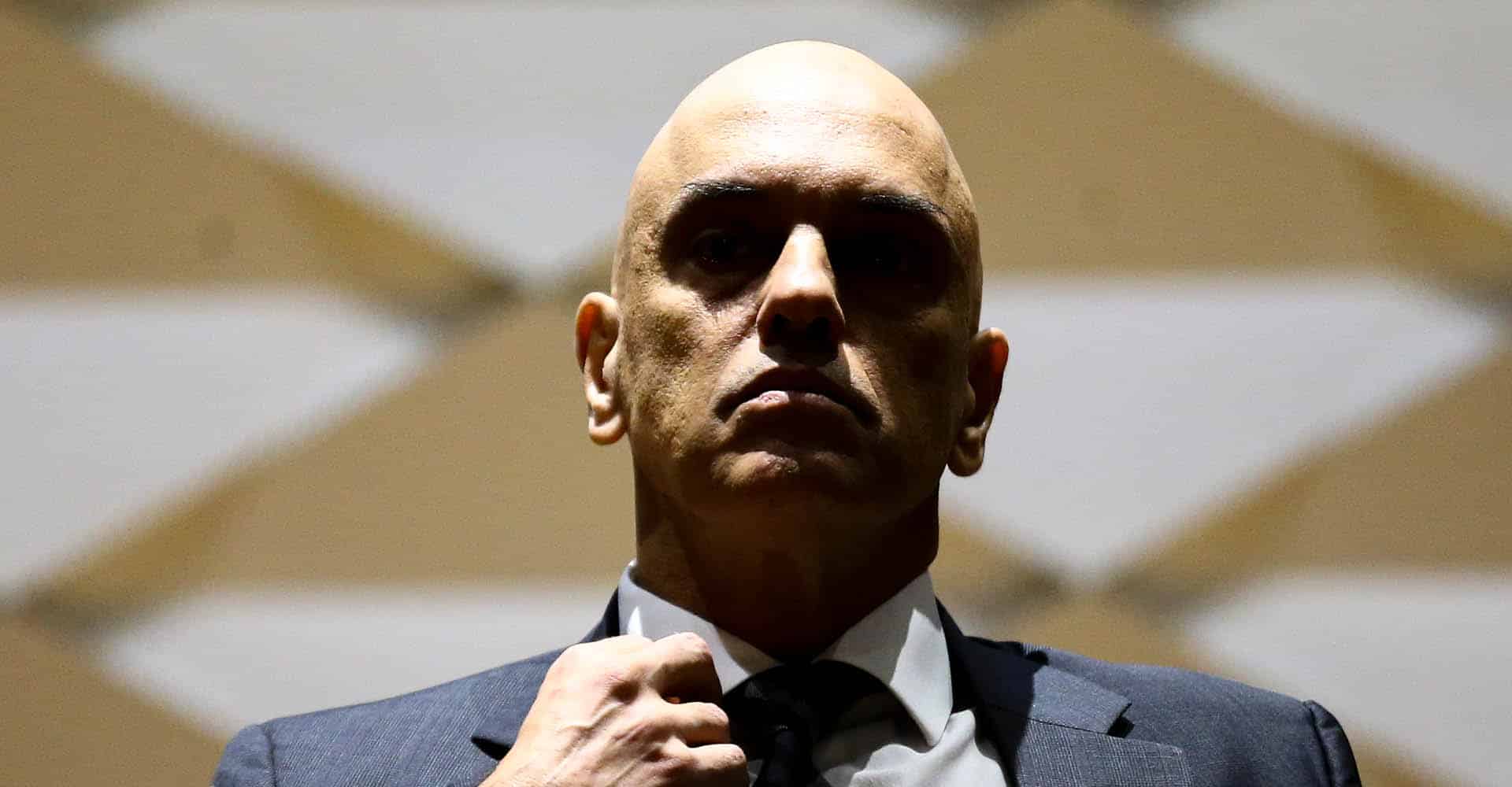 Moraes rebate críticas de Flávio e Carlos e afirma que “prisão não é colônia de férias”