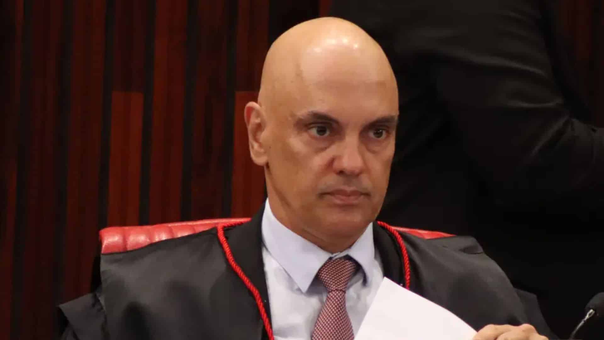 Moraes se declara impedido e encaminha a Gilmar habeas corpus sobre domiciliar de Bolsonaro