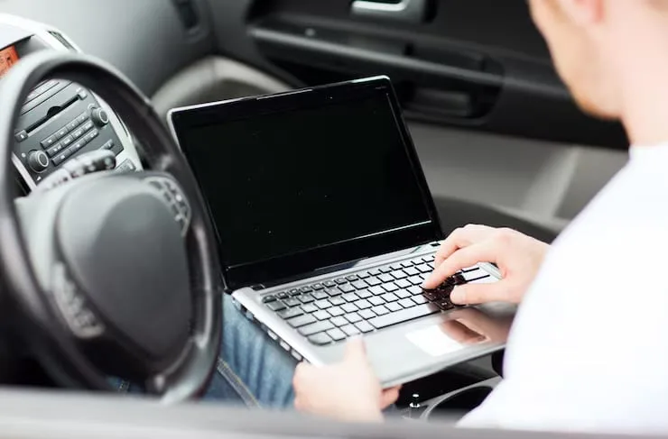 Delegada esquece notebook em carro de app e motorista é levado à PF após cobrança de devolução