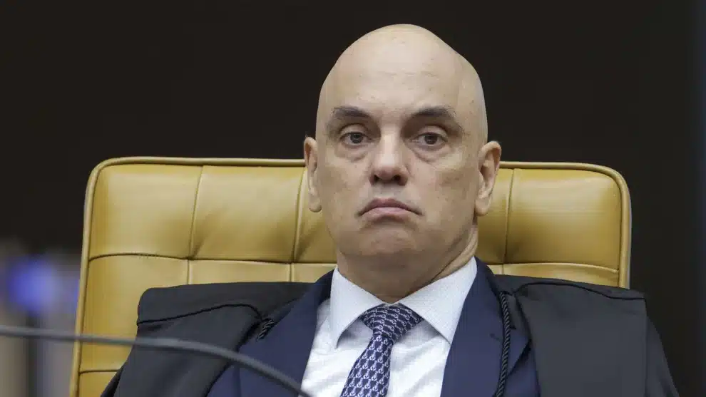 Moraes autoriza remição por estudo e leitura a ex-ajudante de ordens de Bolsonaro