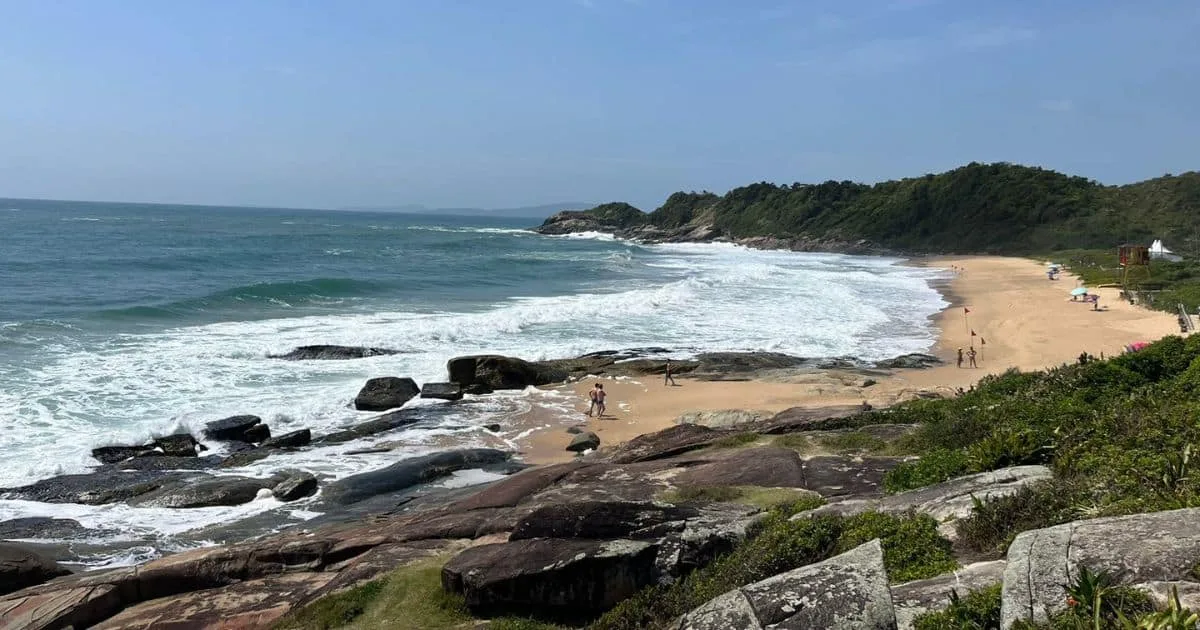 TJ-SC concede salvo-conduto e impede prisões por nudez na Praia do Pinho