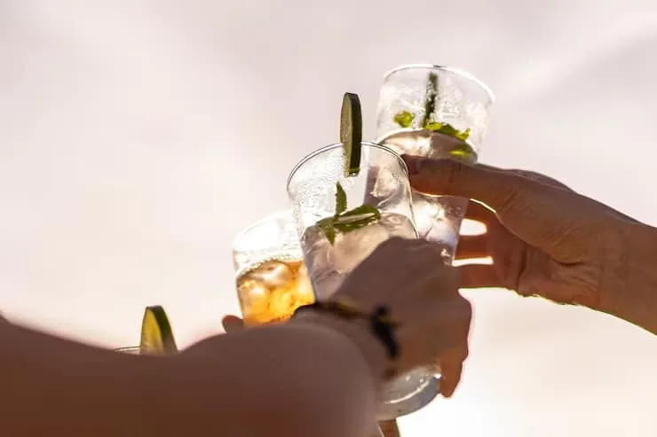 TST mantém justa causa de gerente por “mau procedimento” após oferecer drink com álcool em gel