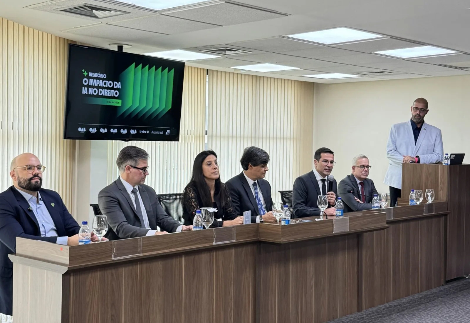Para 82% dos profissionais de Direito que utilizam IA com frequência, desenvolver habilidades na área já é um diferencial competitivo, aponta estudo