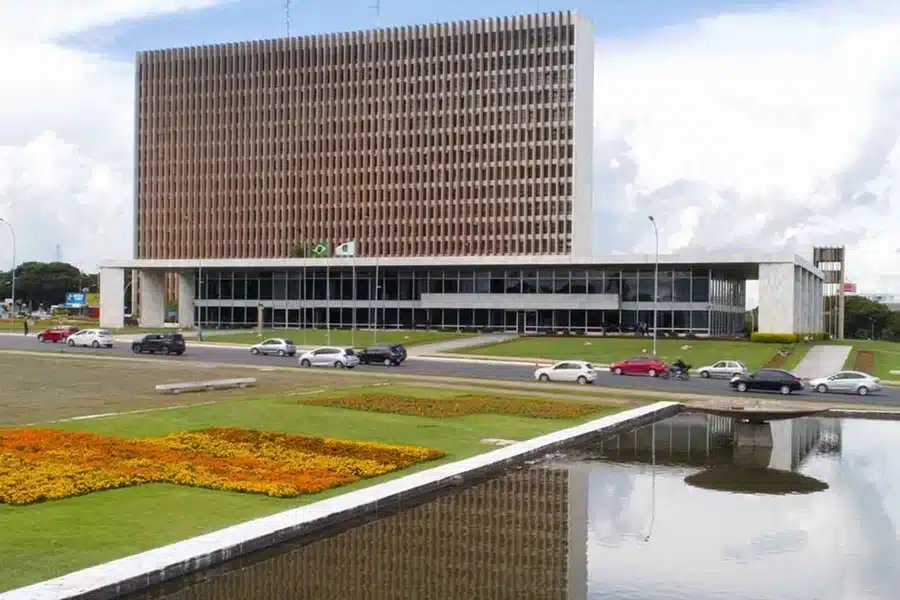 Erro do GDF gera pagamento duplo a aposentados e deixa servidores sem salário