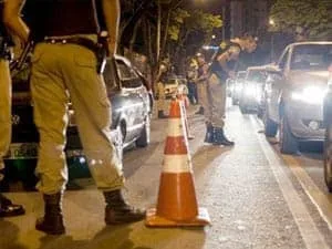 TJ-SC anula provas e absolve réu por tráfico após reconhecer busca veicular ilegal em fiscalização de trânsito