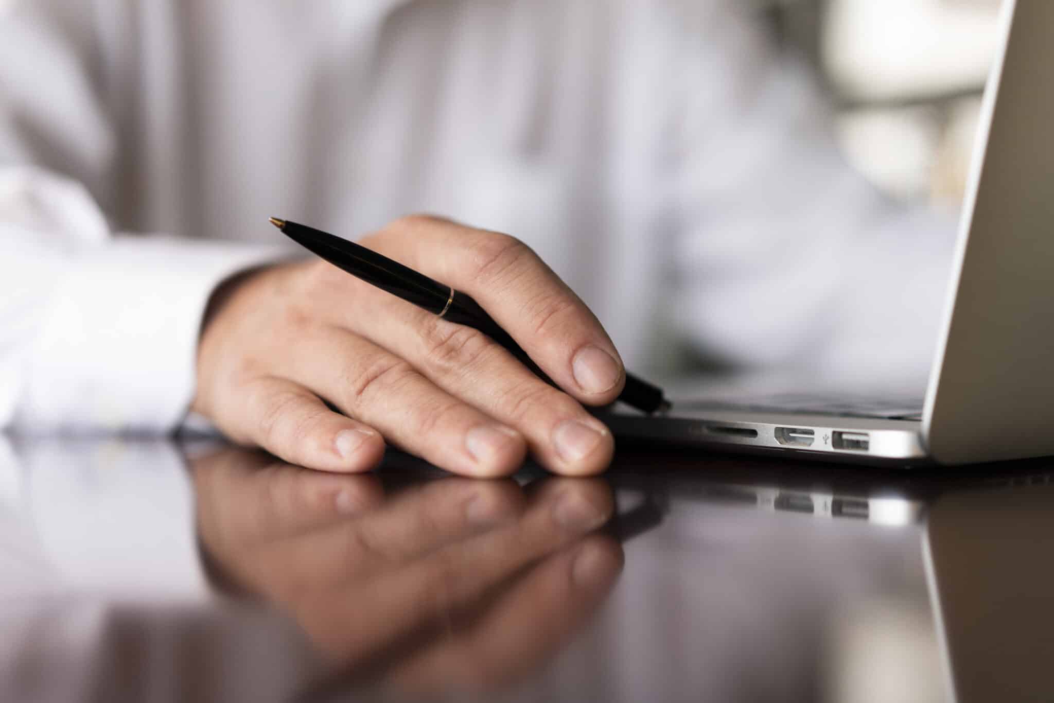Juíza reconhece que assinatura eletrônica sem metadados é insuficiente para comprovar contratação bancária