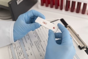 Homem que omitiu HIV da companheira e a infectou é condenado a pagar R$ 60 mil por danos morais
