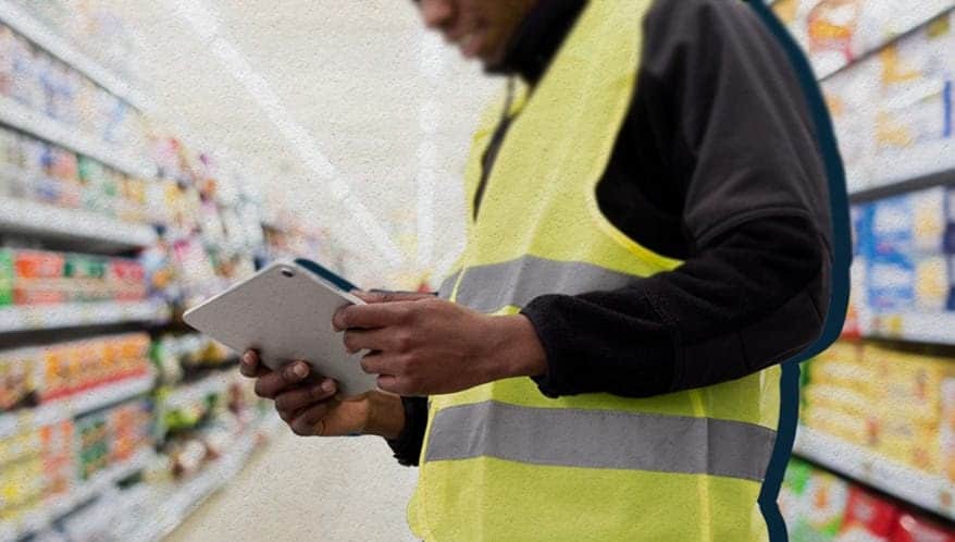 TRT-12 condena rede de supermercados por racismo estrutural ao barrar promoção de supervisor negro