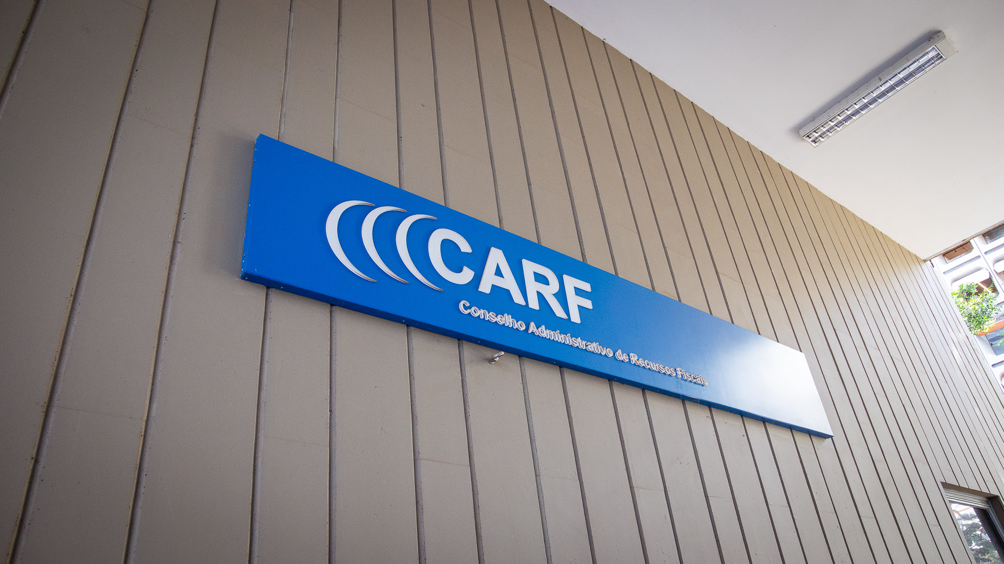 Carf cancela multa de empresa do setor automotivo com base na Lei Complementar da reforma tributária