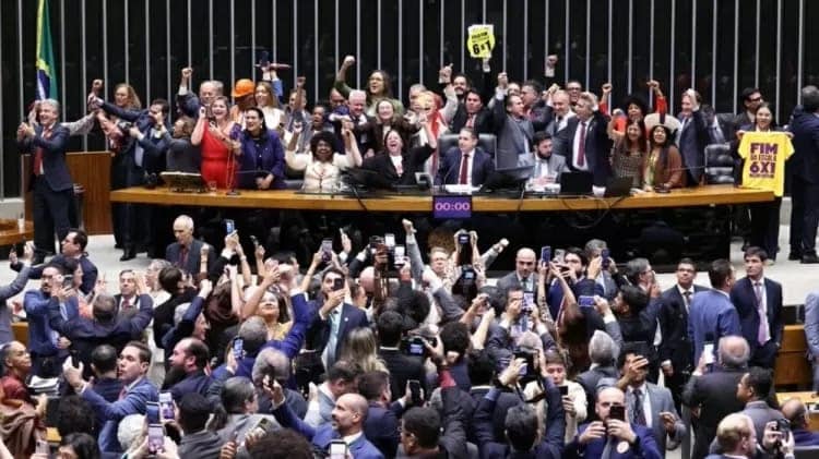 Câmara aprova PEC que acaba com a jornada 6x1 e texto segue para o Senado