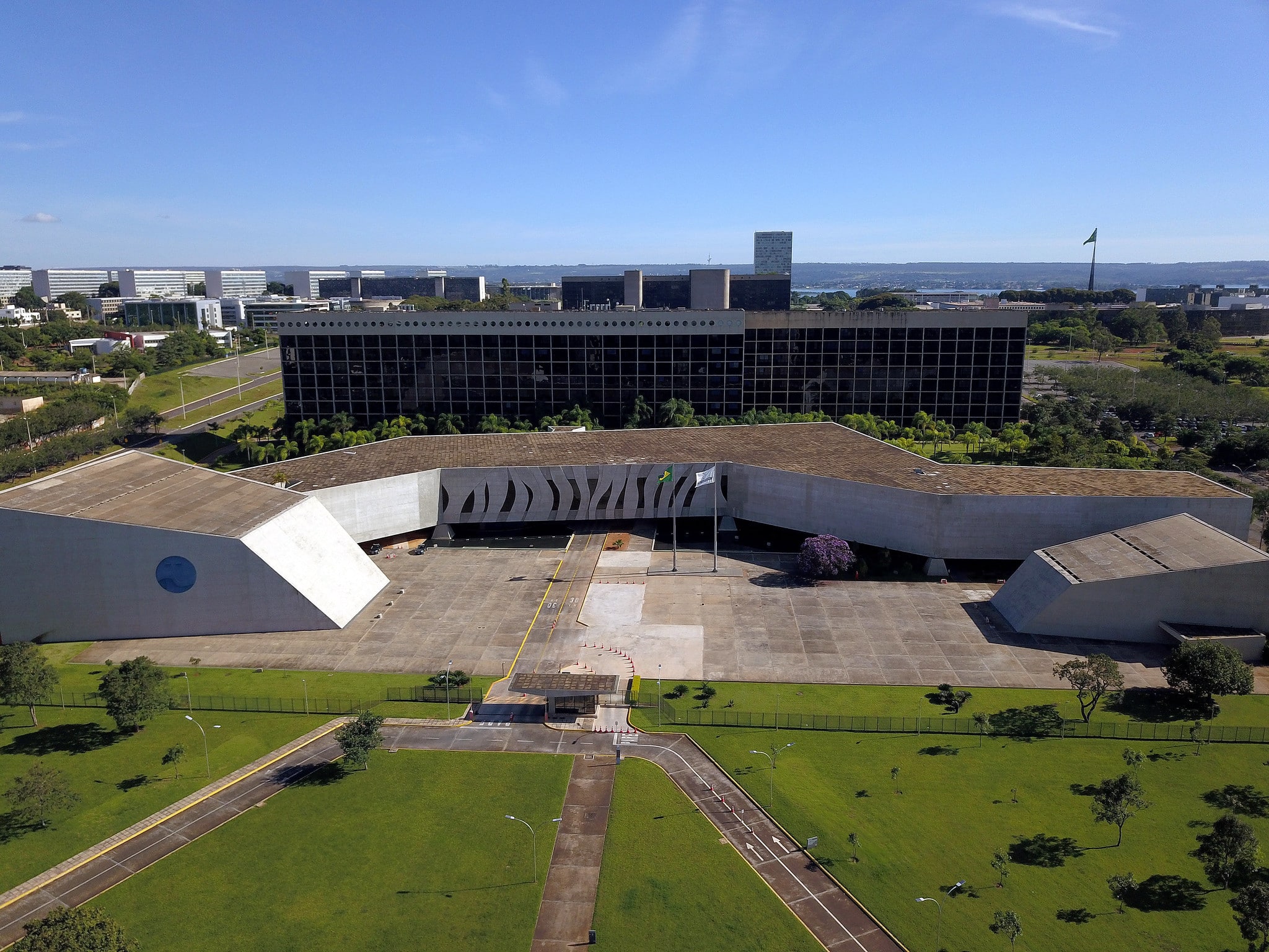 STJ fixa em repetitivo: omissão administrativa não inicia prescrição do fundo de direito (Tema 1410)