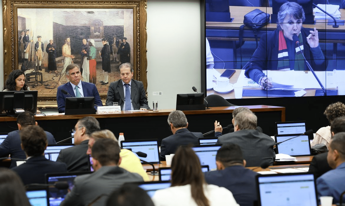 CCJ da Câmara aprova PEC que reduz a maioridade penal de 18 para 16 anos