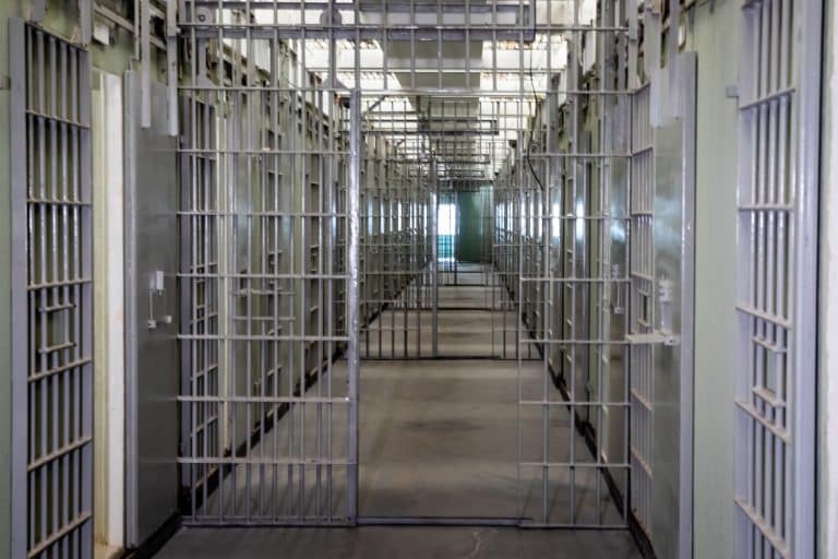 STJ vai decidir se preso que pede a visitante para levar droga ao presídio responde por tráfico