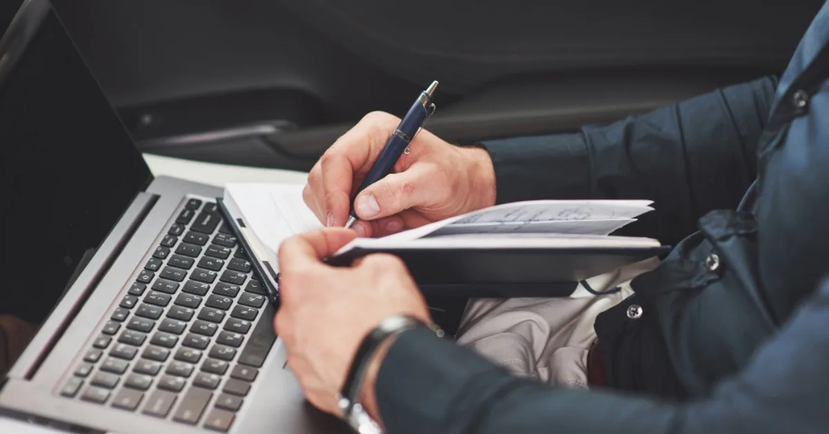 Motorista organiza documentos de veículo