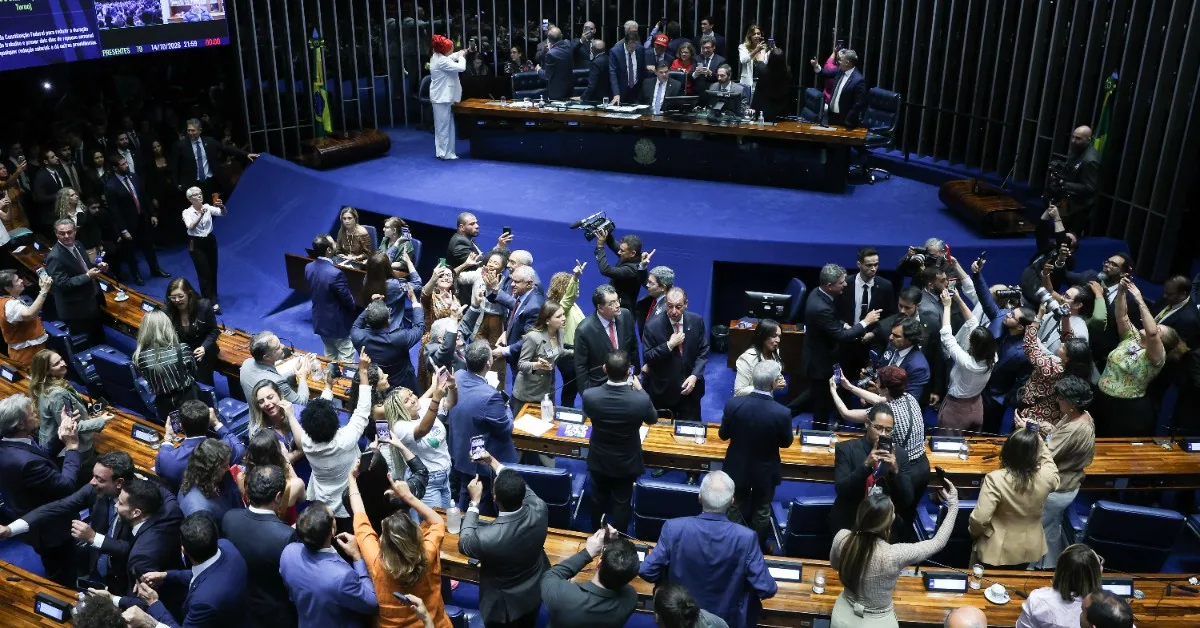 Senado aprova fim da escala 6x1 em dois turnos e PEC vai à promulgação