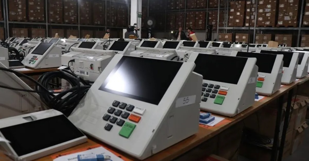 Justiça Eleitoral inicia carga de urnas eletrônicas para as Eleições 2026