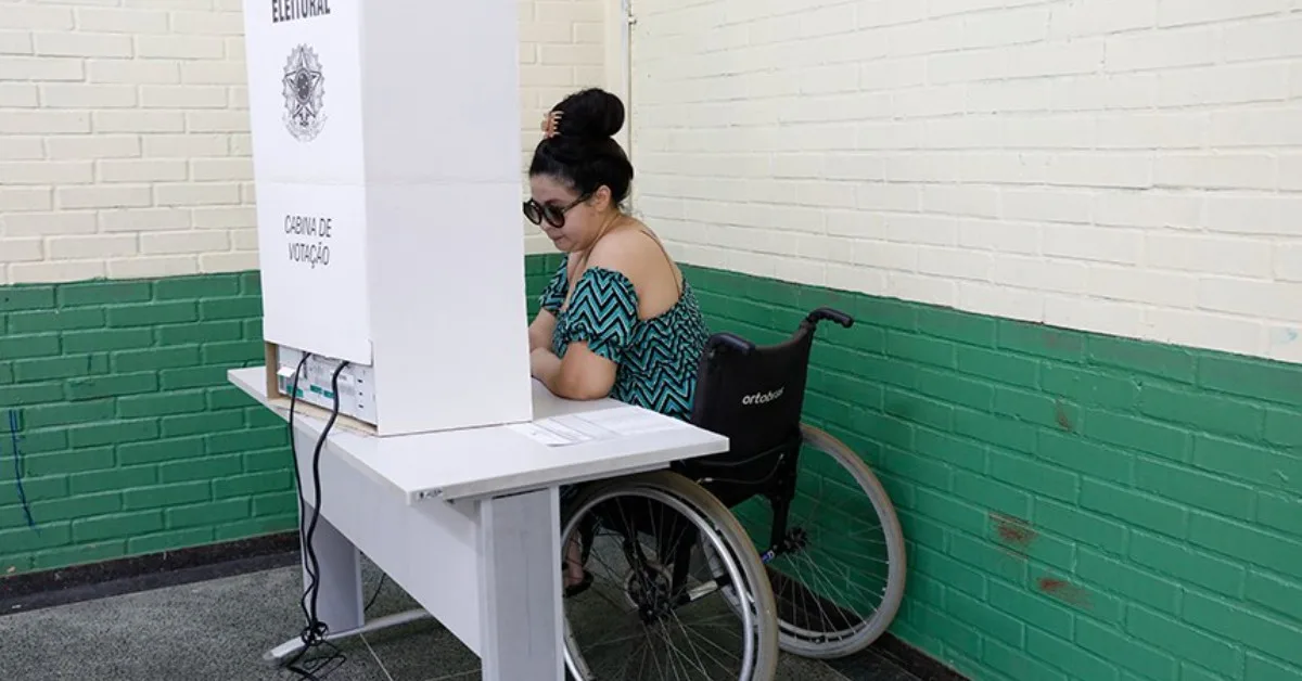 Equipe de acessibilidade do TRE-AM preparando ações para o dia da votação