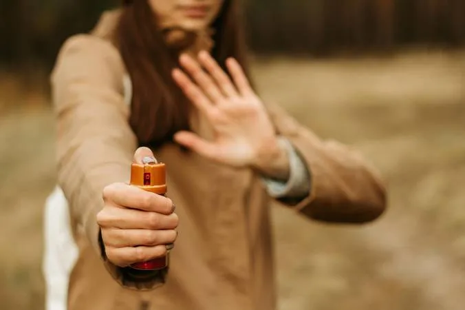 Lei sancionada autoriza venda de spray de pimenta a mulheres maiores de 18 anos