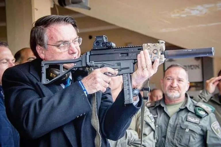 Moraes determina que o Exército entregue à PF em 48 horas as armas registradas em nome de Bolsonaro