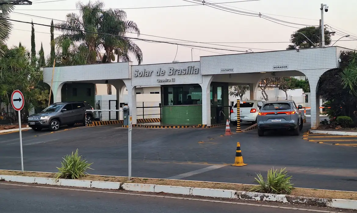 PF cumpre mandado na casa de Bolsonaro e não encontra armas