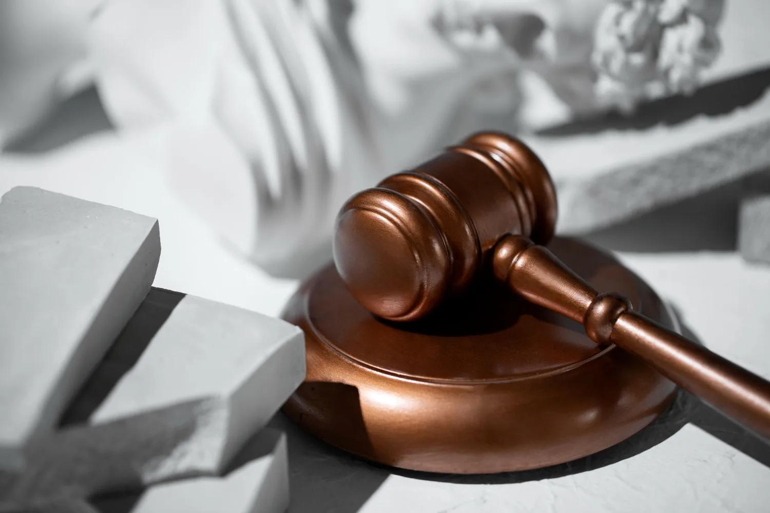 Justiça anula demissão de servidora aposentada e manda município reintegrá-la ao cargo