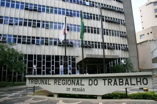 TRT-MG mantém indenização a trabalhadora acionada pela empresa durante licença médica