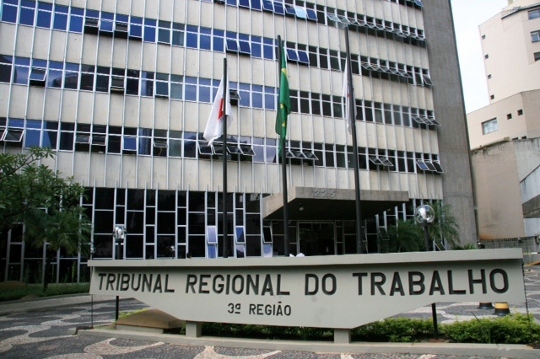 TRT-MG mantém indenização a trabalhadora acionada pela empresa durante licença médica